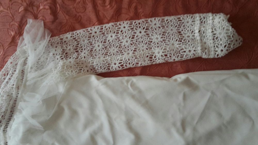 Rochie Zee Lane alba cu maneci crosetate din dantela