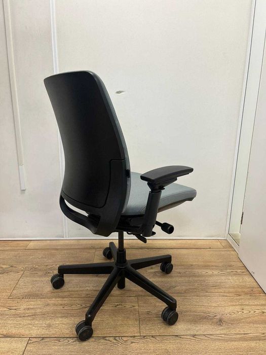 Refurbished Steelcase Amia Grisgiu