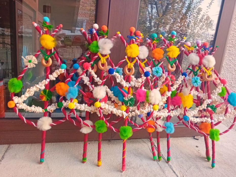 Традиционни сурвачки от дрян.