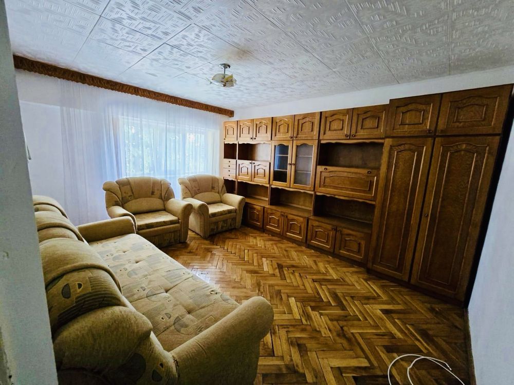 Vând apartament cu 3 camere, decomandat, zona gării Bârlad.