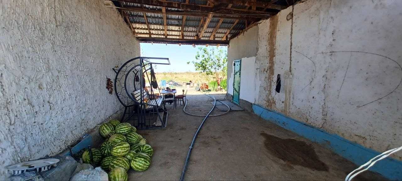 DACHA sotiladi srochniga 1gektar bog'i ham bor Aurumda joylashgan.