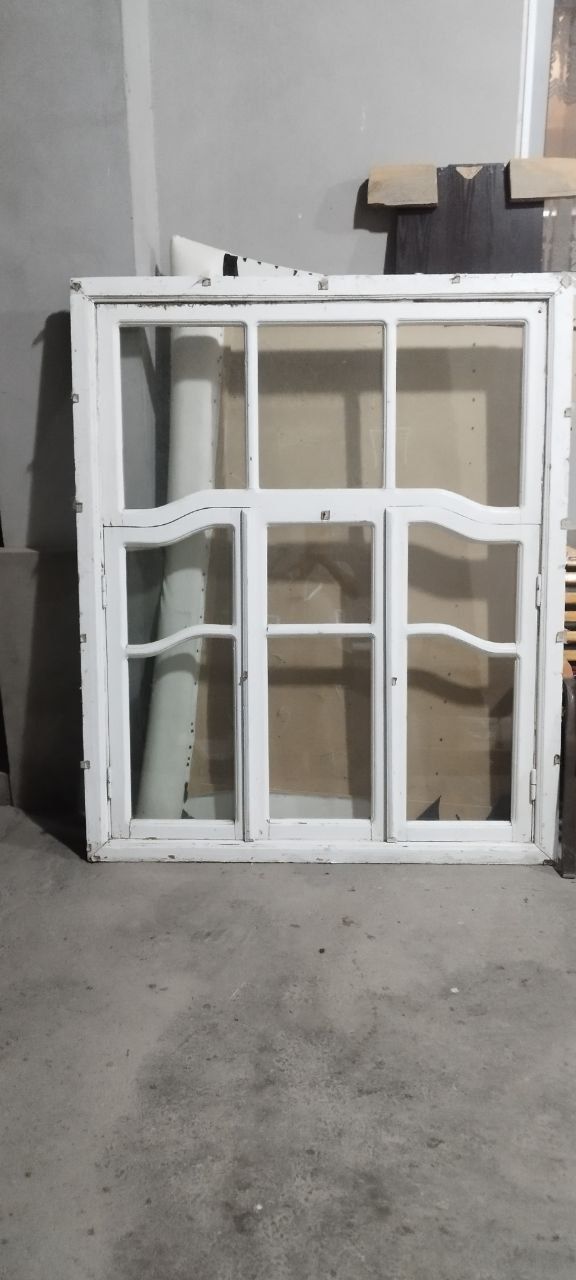 4 ta rom 2 ta ikki tabaqali eshik bor