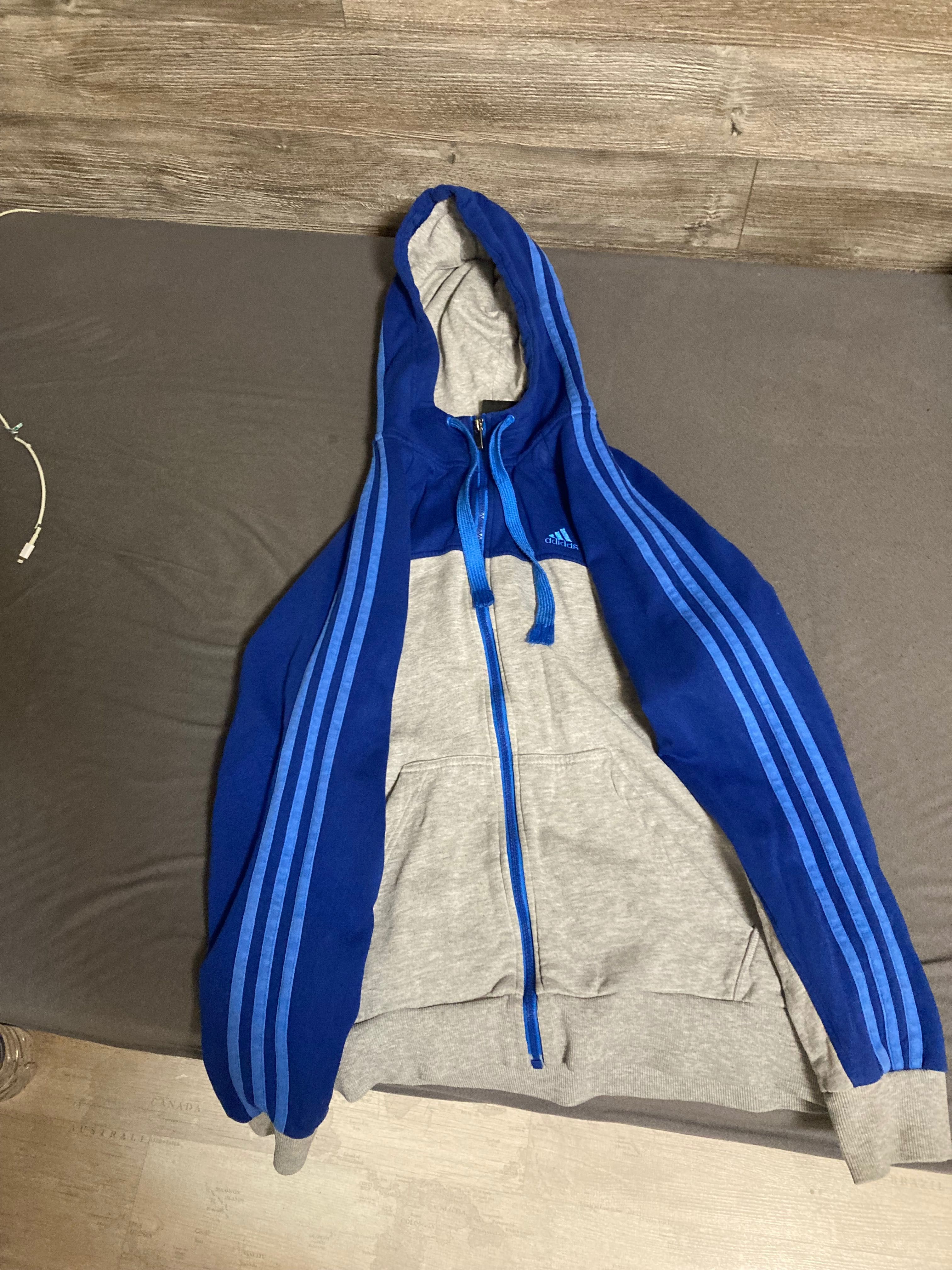 Adidas три ленти през качулка