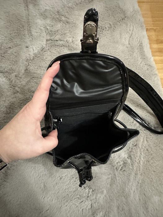 Rucsac negru din lac