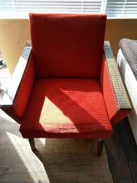 Ретро кресла запазени в червено