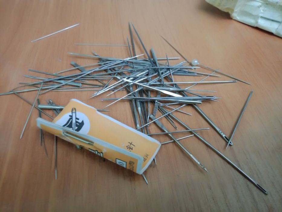 иглы разные для шитья и швейных машинок, маленькие и большие.