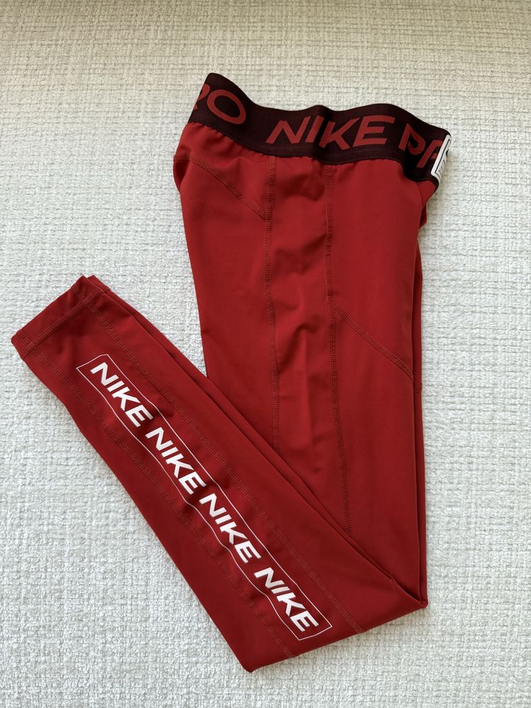 Клинове и бюстиета Nike