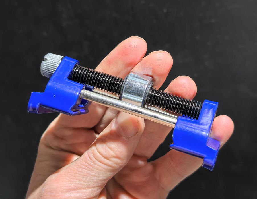 Dispozitiv/ ghidaj pentru ascuțit dălți, cutite pielarie, cutit rindea