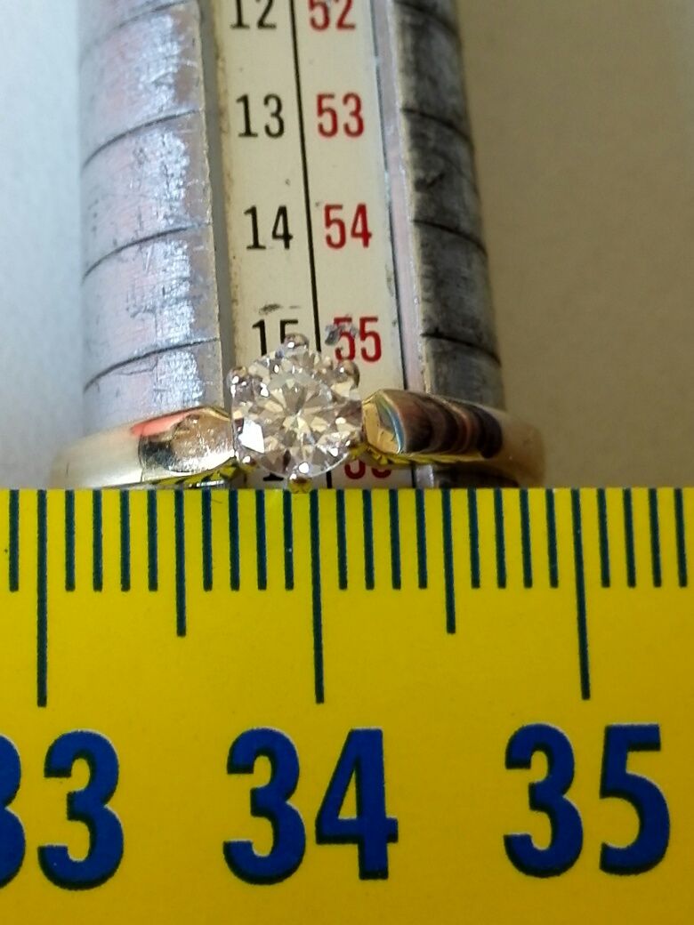 Vînd inel solitar din aur cu diamant 0,35ct