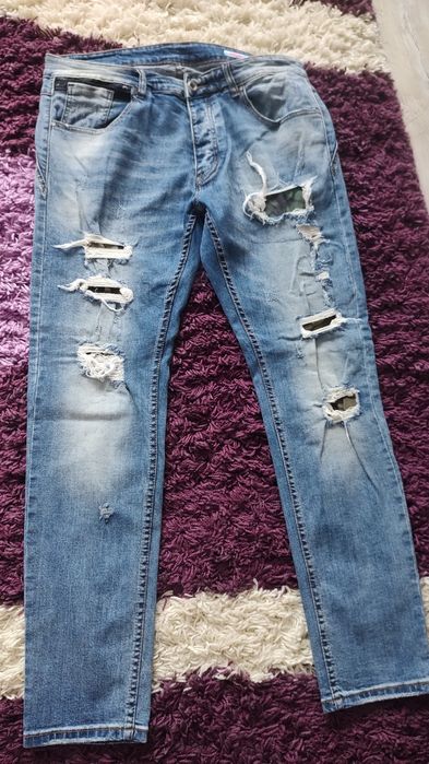 Blugi bărbați ca noi.