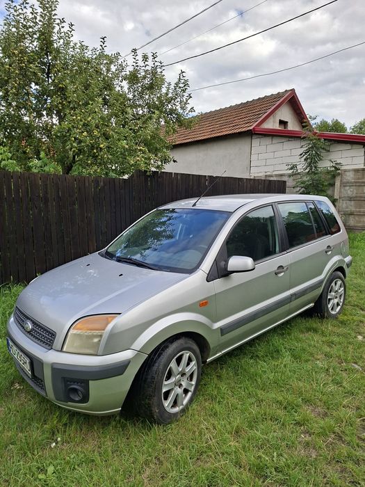 Vând Ford Fusion