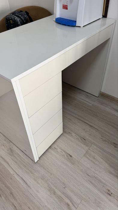 Стол  48х95 белый можно под маникюр