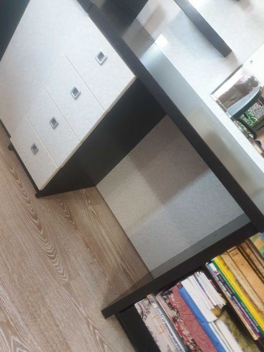 Masuta de toaleta alba flori cu wenge