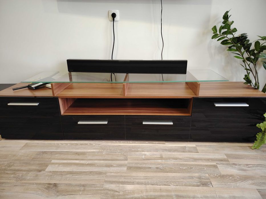 Шкаф от ПДЧ и стъкло. Размер 194/37/48