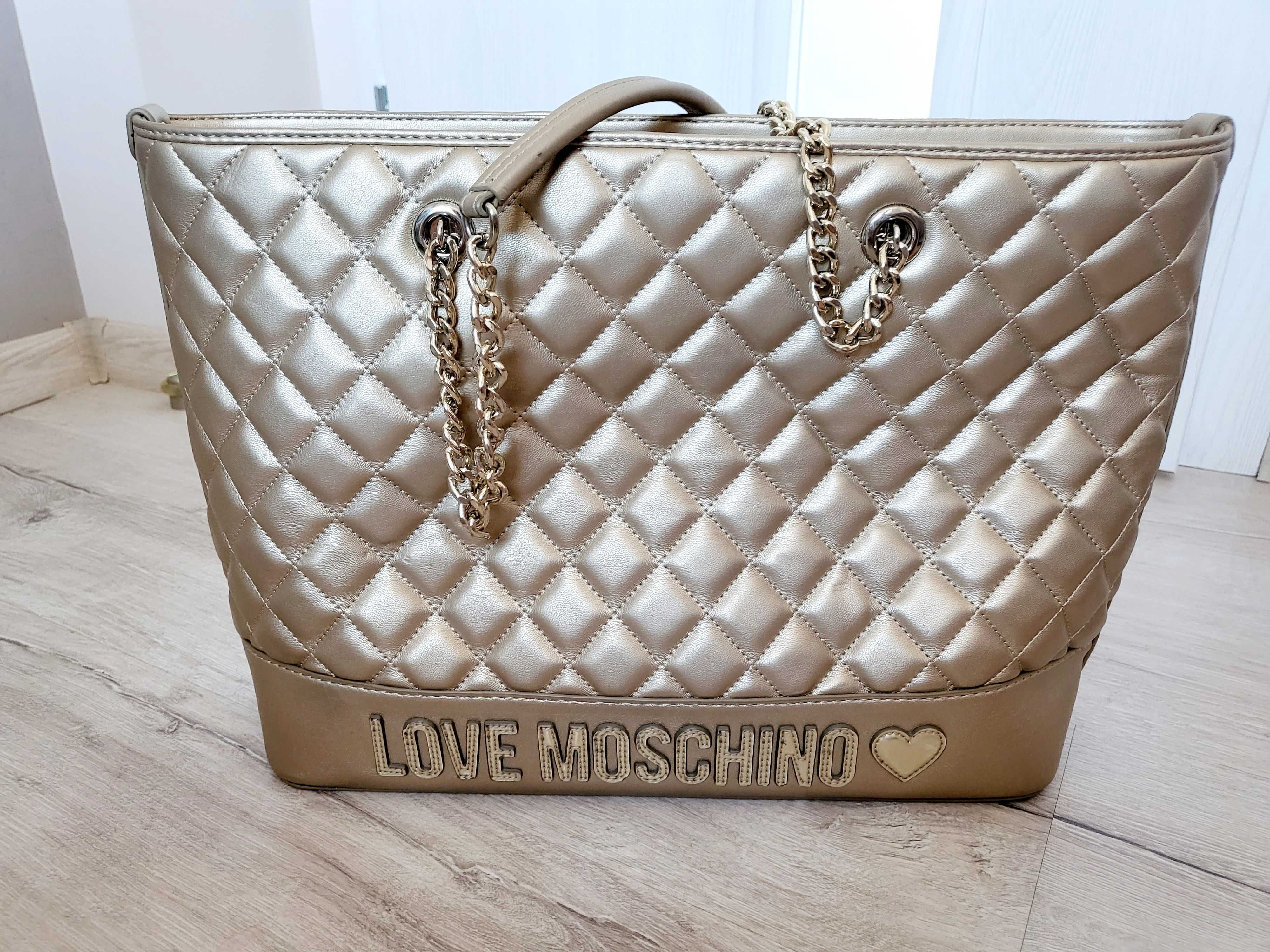 Love moschino! Златиста чанта!