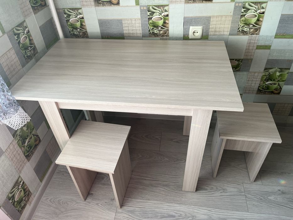 Стол со стульями