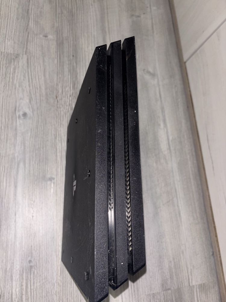 Vand ps 4 pro cu 3 jocuri