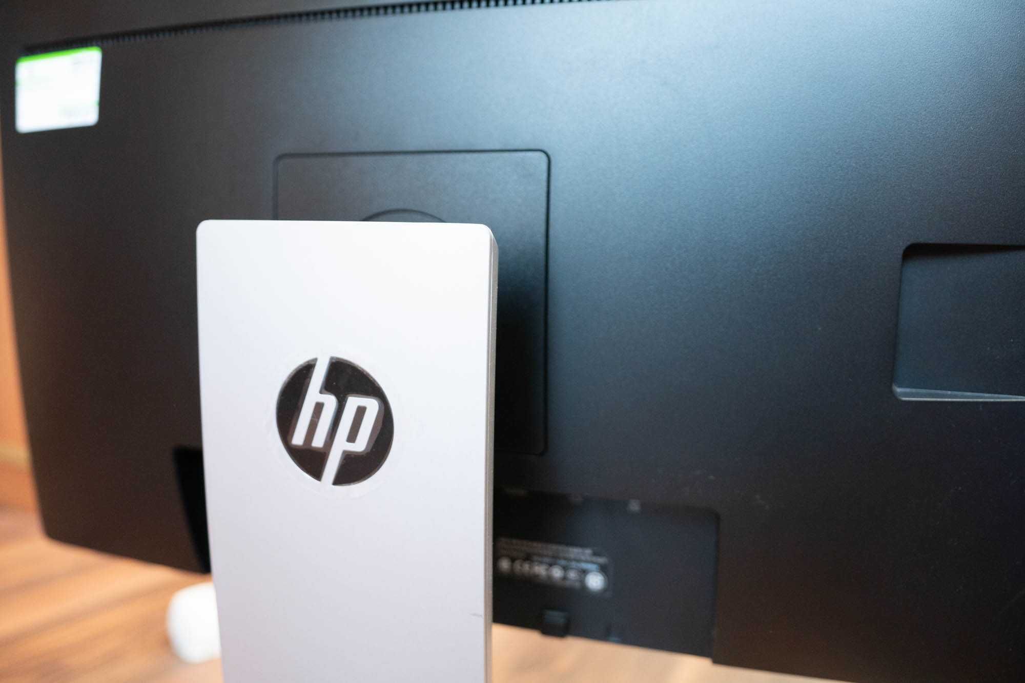 Професионален монитор HP E240 – 24" IPS Full HD, Pivot