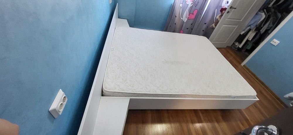 Pat alb de vânzare – include saltea cu două fețe vară/iarnă – 2500 RON