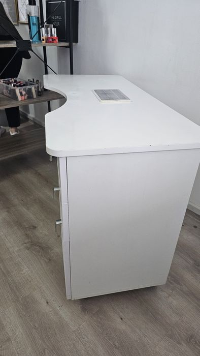 Masa manichiura cu aspirator