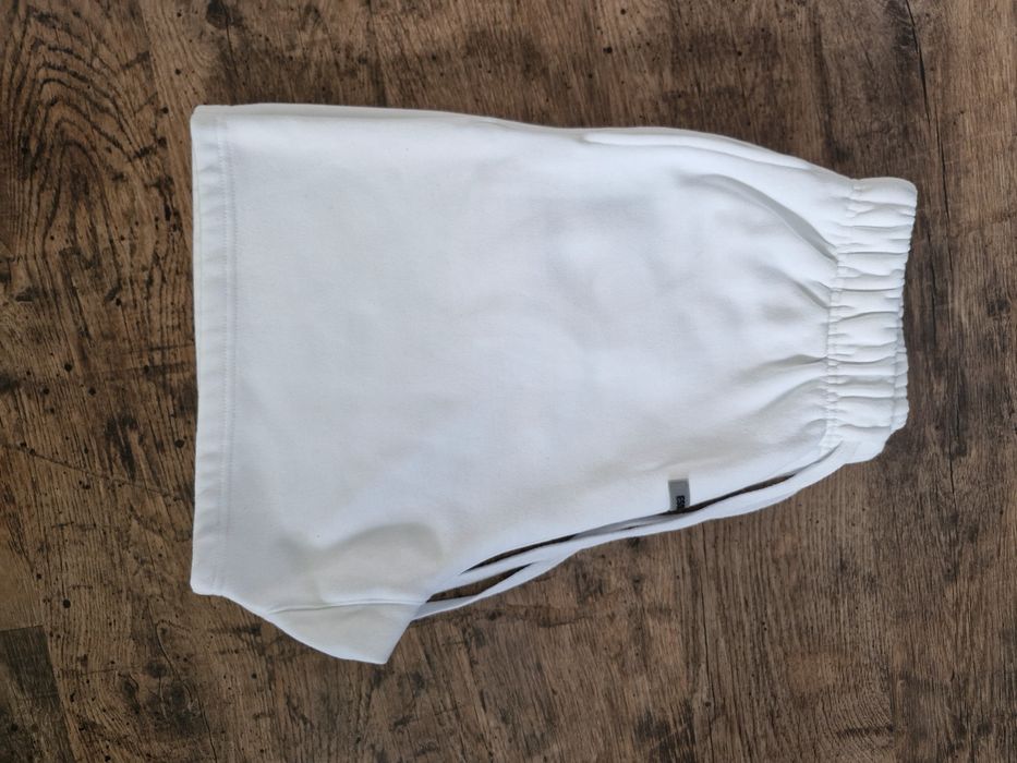 Pantaloni scurti-essentials