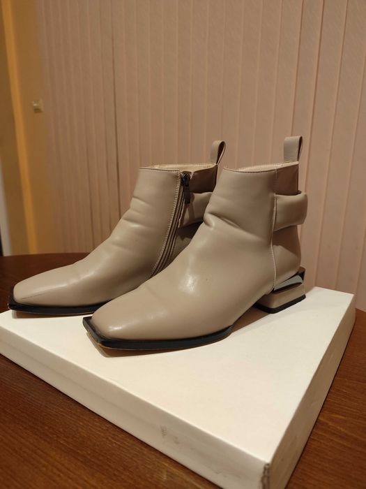 Елегантни дамски боти