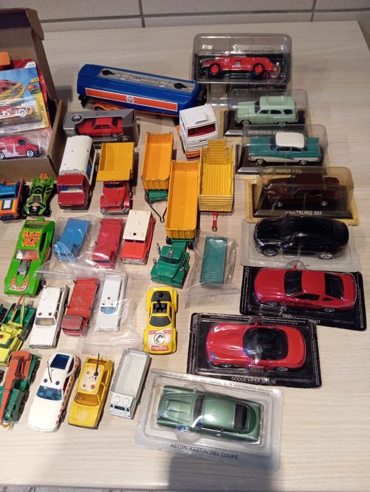 Multe mașinuțe metal