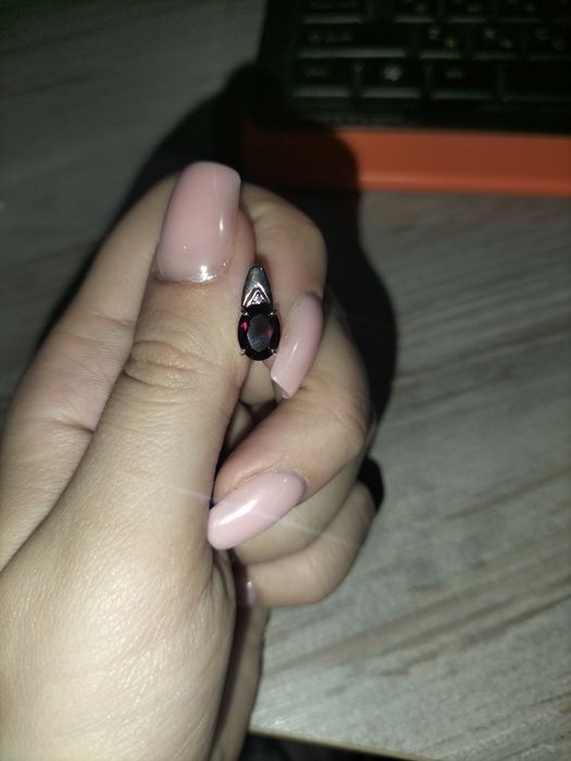 Продам серебряные серьги 925° с гранатом и фианитами (SOKOLOV)

Оригин