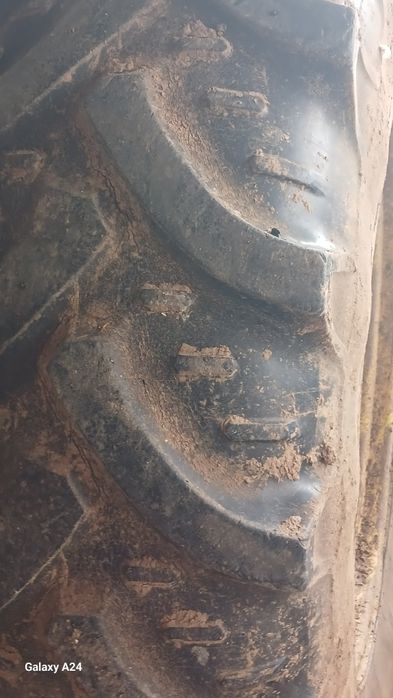 Vând 2 cauciucuri pentru tractor