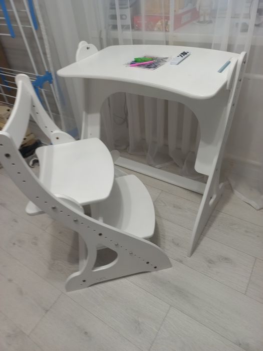 Детский учебный стол