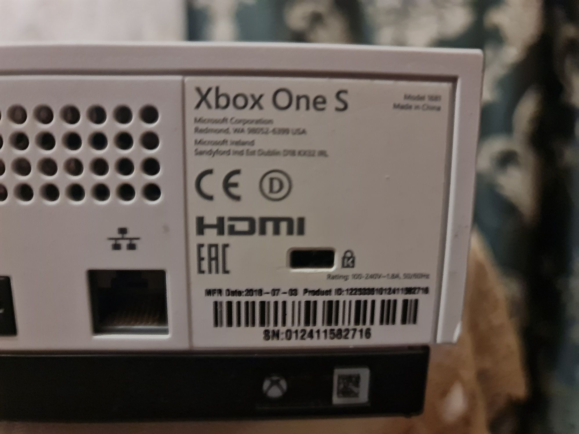 Vand Xbox One S de 1 TB în stare perfecta