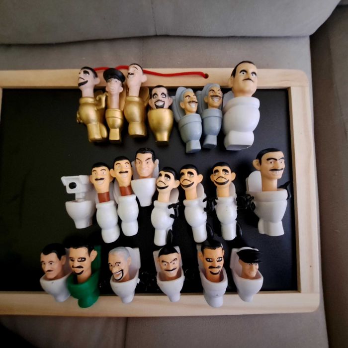 Skibidi toilet пластмасови играчки