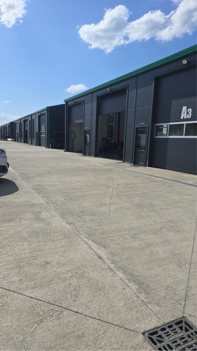 Vand hale si cladire birouri 950 mp utili