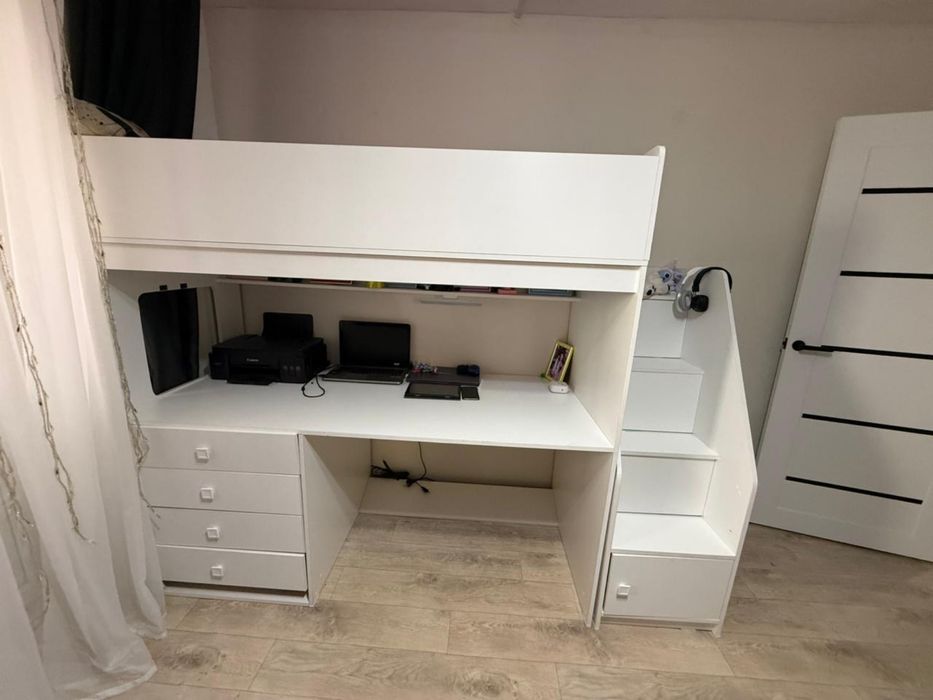 Двух ярусная кровать белая