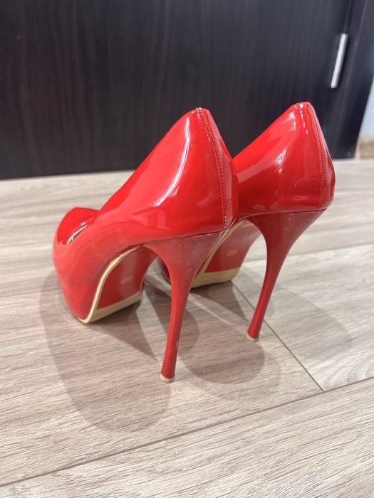 Високи червени токчета