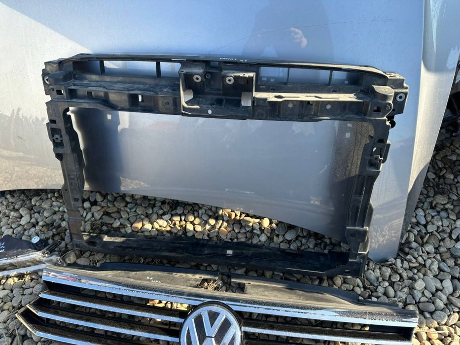 Grila / trager / proiector Volkswagen Passat B8 2015/2016/2017/2018