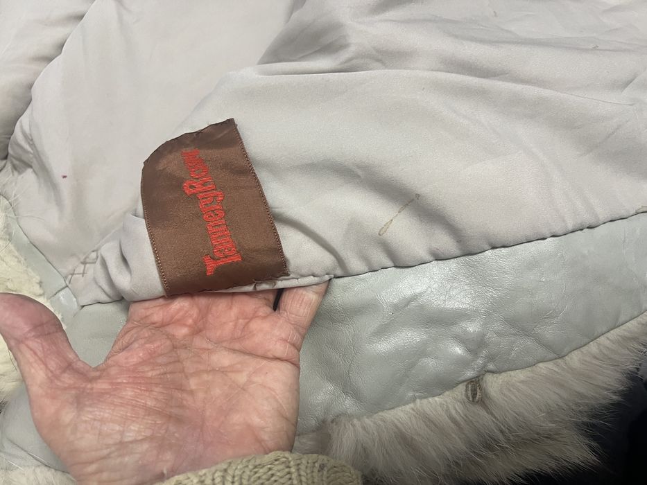 Haina blana foarte putin imbracata