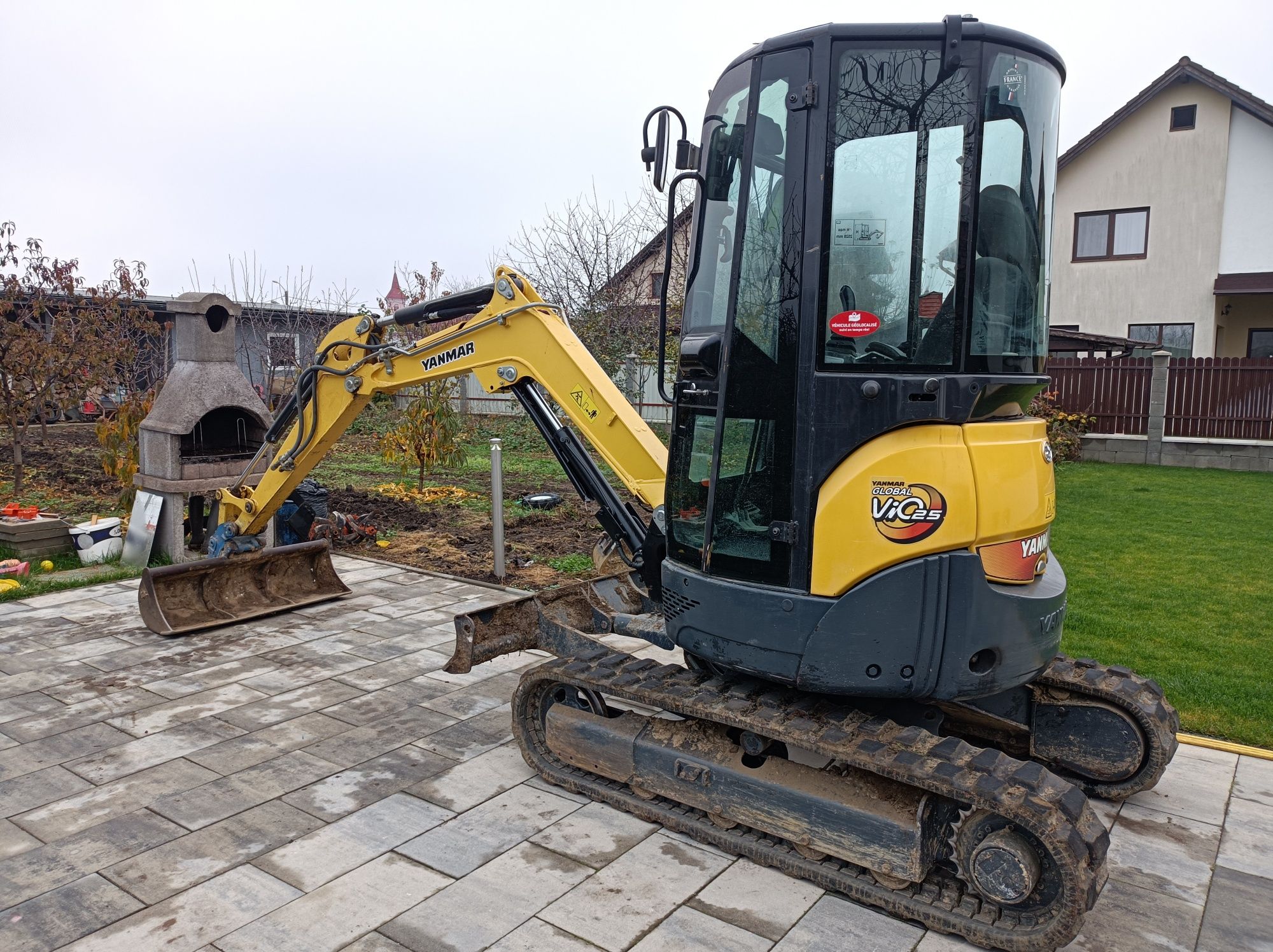 Închiriez buldoexcavator ,miniexcavator, ,basculantă, compactoare