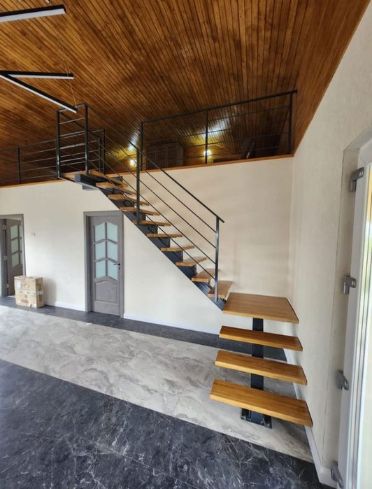 Scara metalica de interior  cu trepte fag