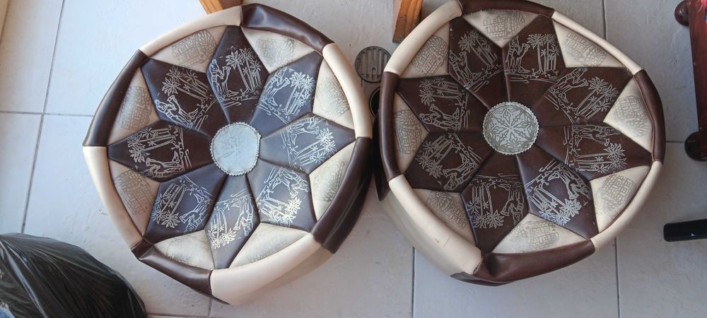 Пуфове от изкуствена кожа.