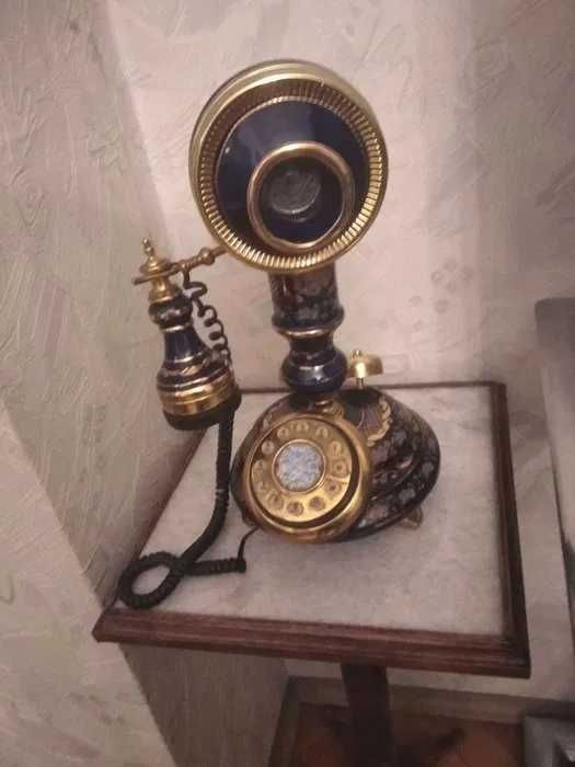Предлагам старинен телефон.