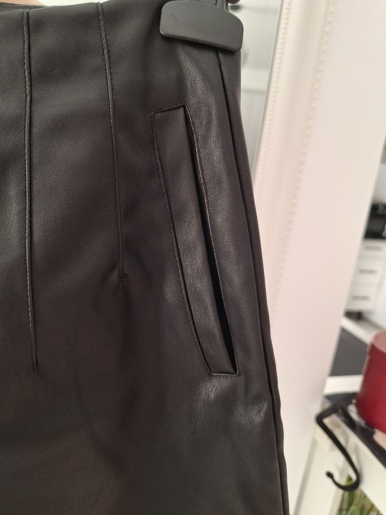 Pantaloni scurți imitatie piele Amisu M