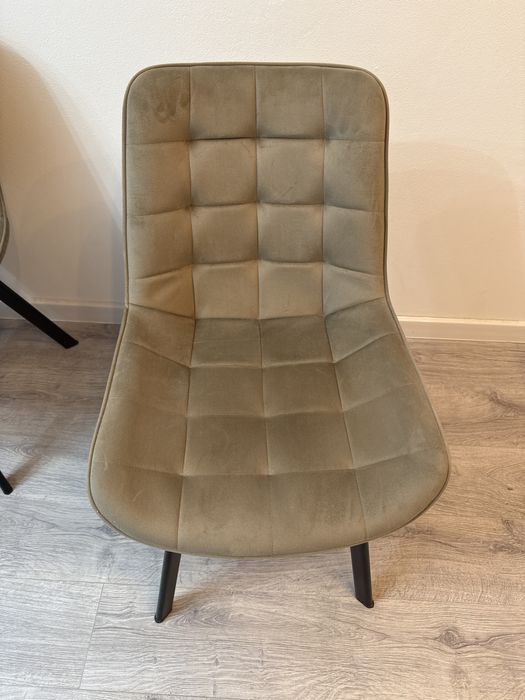 4 scaune de vanzare, aproape noi