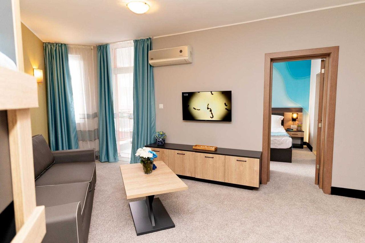 Продава се Хотел в к.к. Слънчев бряг - 8000 кв.м за 688 €/кв.м - Снимка #2