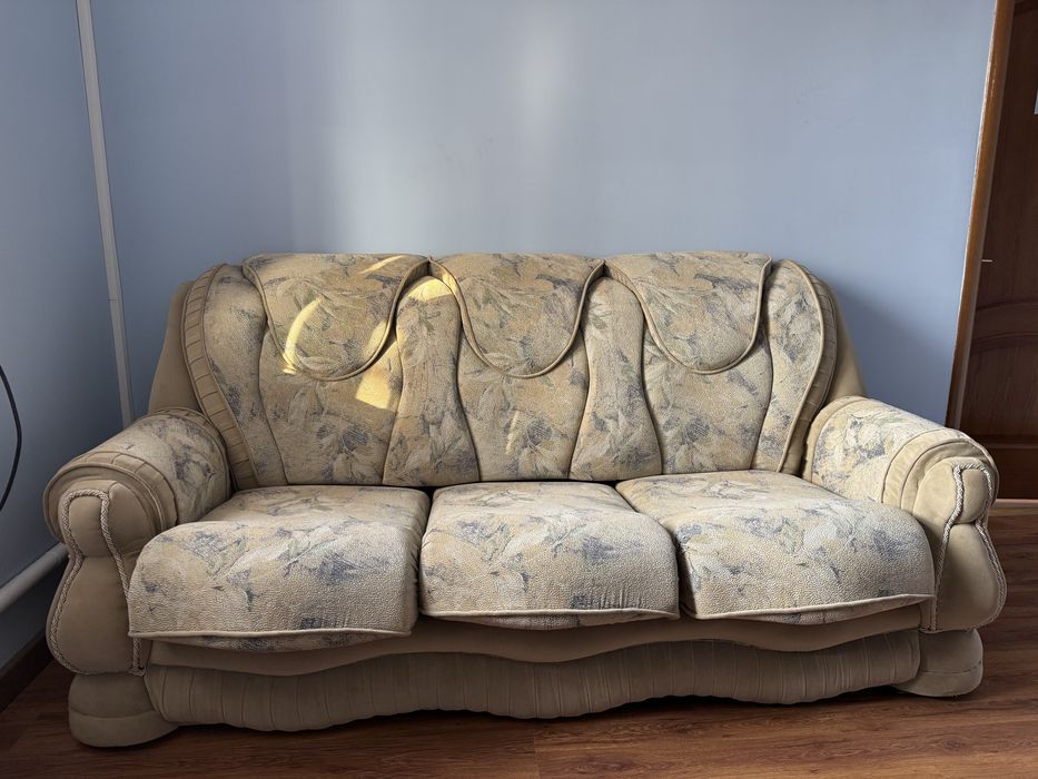 Продам диван с креслами