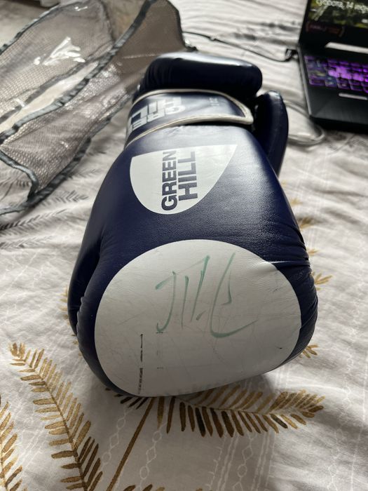 Боксерские перчатски с подписью Санжара Тажкенбая