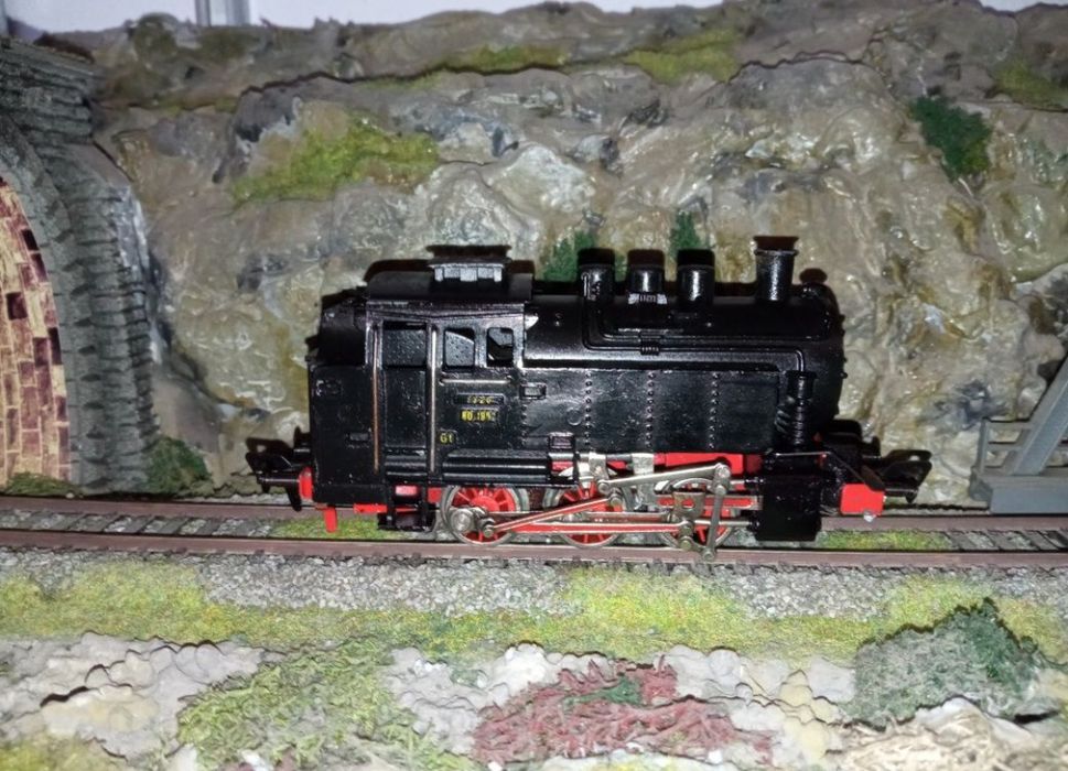 Locomotiva fleischmann BR80 scara H0, 1:87

Tracțiune integrală pe toa