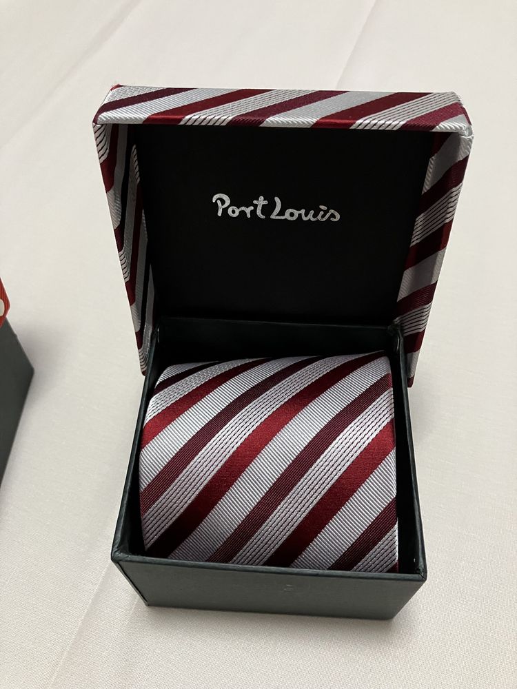 Cravata noua  in cutie