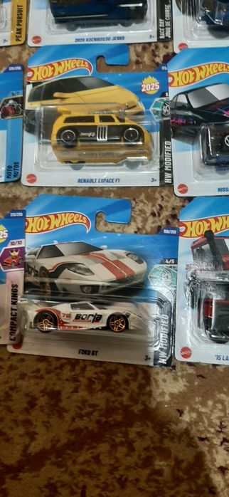 Vând peste 100 de machete Hotwheels și Matchbox