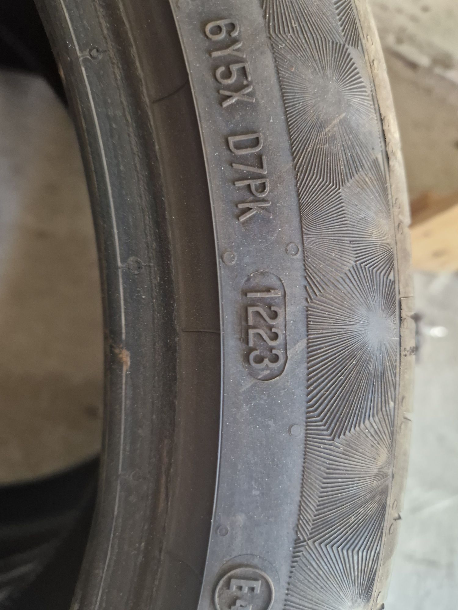 Vand 2 anvelope 245.40.20 rulate 3.000 km